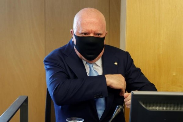 El juez concluye la investigación y exonera a Repsol, Caixabank, Brufau y Fainé por los encargos a Villarejo
