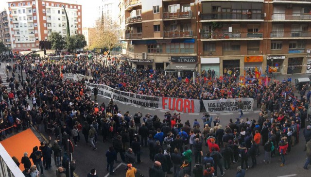 Cerca de un millar de personas piden la marcha de Peter Lim y varios empleados