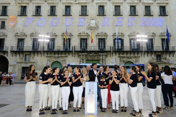 Alicante enciende el alumbrado de unas fiestas de Fogueres para el reencuentro

