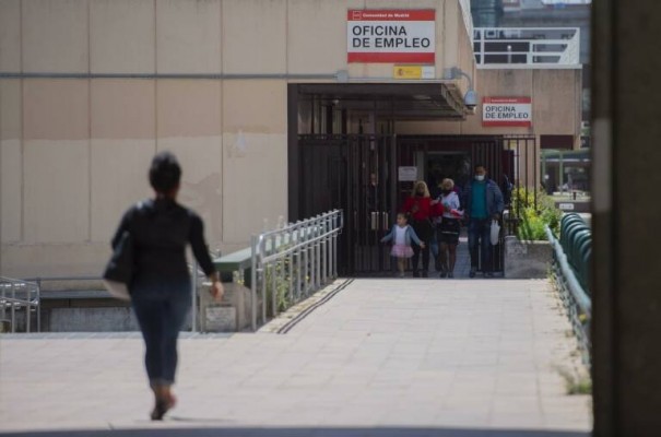 España sigue a la cabeza del paro en la Unión Europea, con una tasa del 13,3 % en abril
