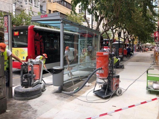 Alicante ataja los problemas de deslizamiento en la Rambla a través de la contrata de aceras
