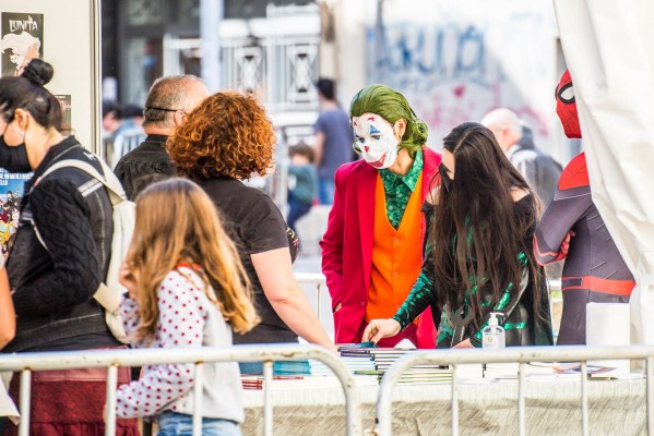 Creerse un superhéroe, explorar viñetas o buscar a Harry Potter: un día en el Salón del Cómic
