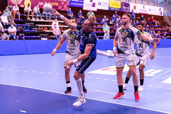 El pivote Iker Serrano continuará la próxima temporada en el Benidorm
