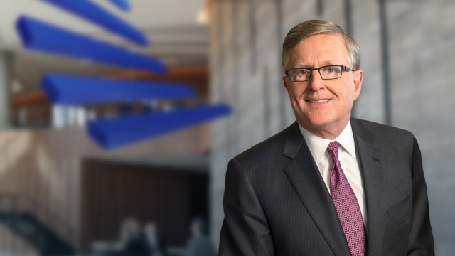 El multimillonario David Booth compra el 3% de un Banco Sabadell que vuelve a poner rumbo al euro