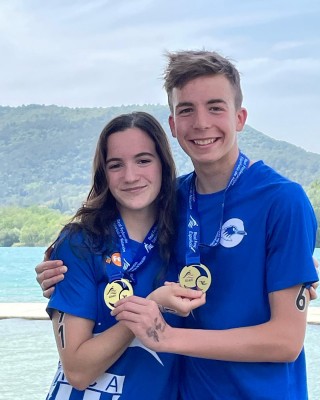 Noa Martín y Pablo Martínez compiten en el Europeo Junior de aguas abiertas