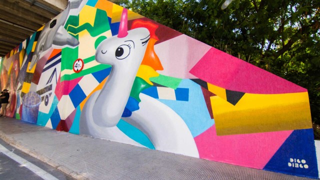 El artista Digo Diego crea su mural 'No se vende' en La Cala de Benidorm