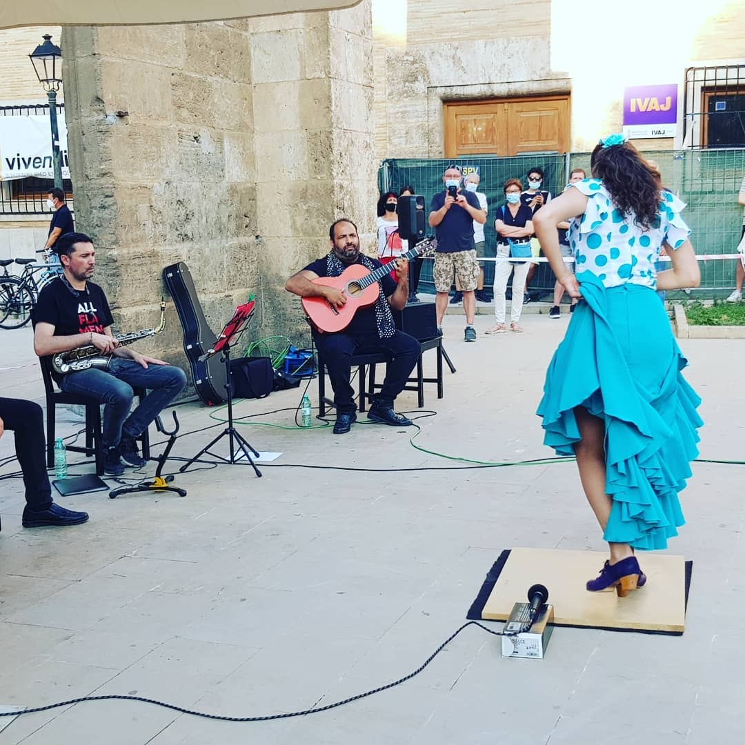 La música instrumental también encuentra su lugar en las calles de València