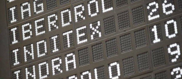El Ibex 35 se repliega por debajo de los 8.900 puntos a media sesión