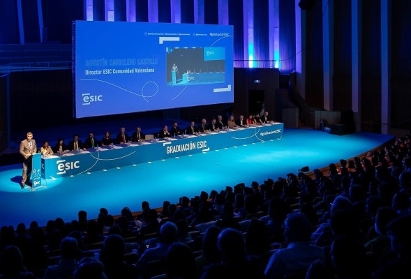 ESIC entrega los Premios Aster de la Comunitat en la Graduación de Universitaria y Máster

