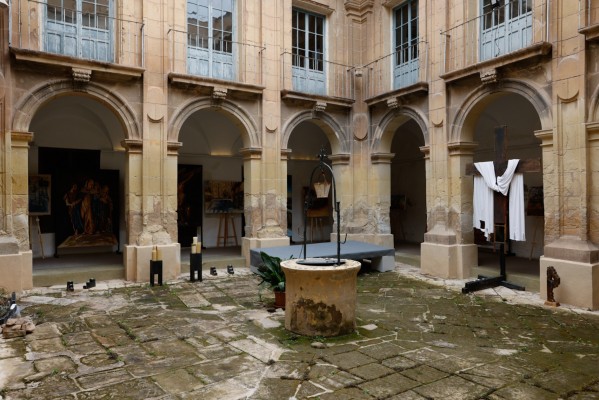 Del casi hotel a rehabilitación de mínimos en Clarisas Elche: cubiertas, claustro y 'estudio' de la iglesia gótica