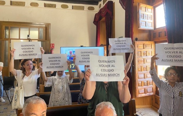 Madres del alumnado del Ausiàs March de Elche fuerzan al equipo de gobierno a reunirse para abordar su caso