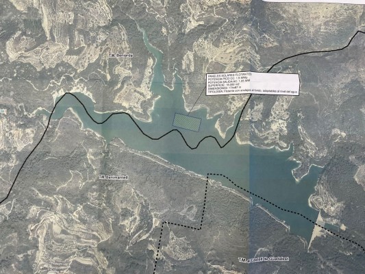 El Consorcio de Aguas proyecta una planta solar flotante sobre el embalse de Guadalest