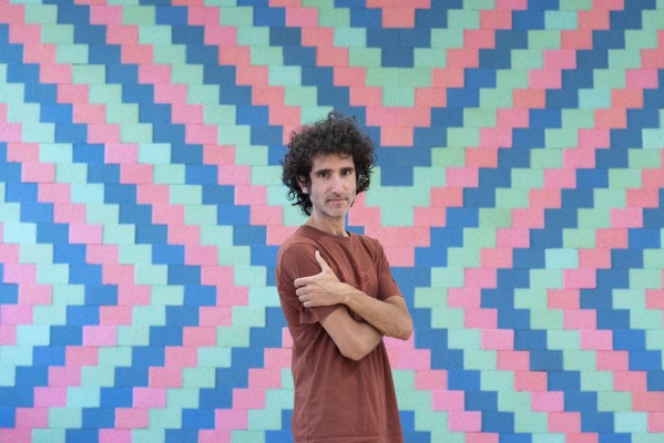 Esponjas de baño convertidas en ladrillos: Víctor Solanas-Díaz expone 'RGB Wall' en Murcia
