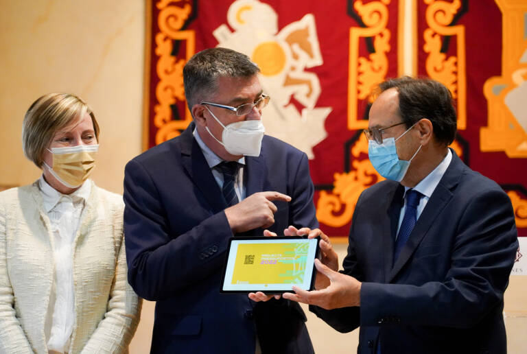 El exconseller de Hacienda, Vicent Soler, entrega en Les Corts el prespuesto de la Generalitat de 2022. Foto: EDUARDO MANZANA - 