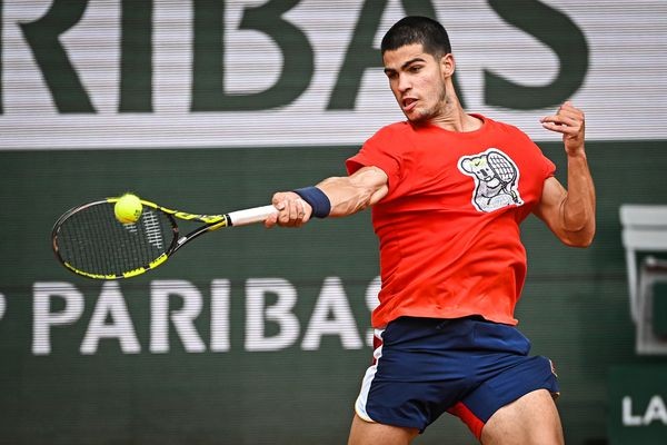 Alcaraz avanza a cuartos ante un impotente Khachanov y desafía a Zverev
