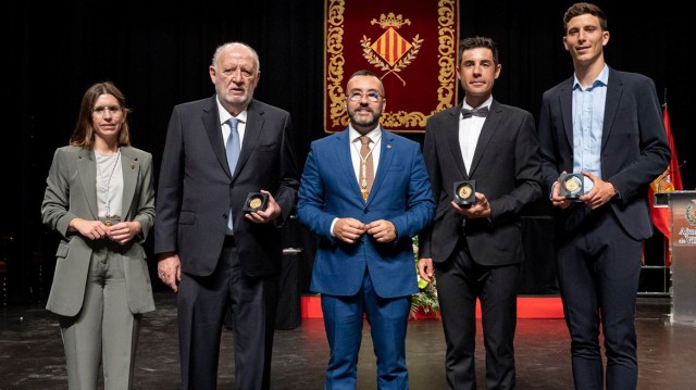 Llaneza, Pau Torres y Sebas Mora, reciben la medalla de oro de Vila-real
