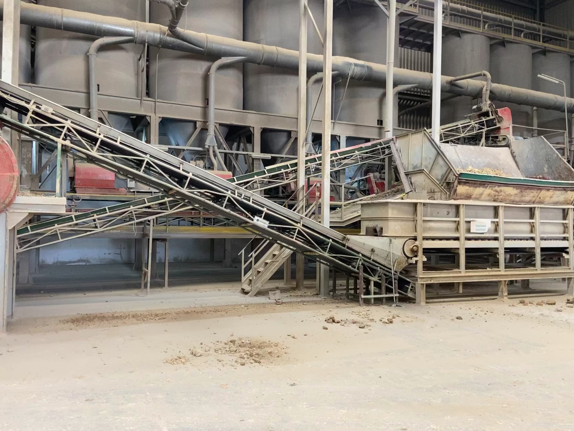 El grupo portugués Lagoa prepara su desembarco en PortCastelló para abastecer de arcilla al azulejo