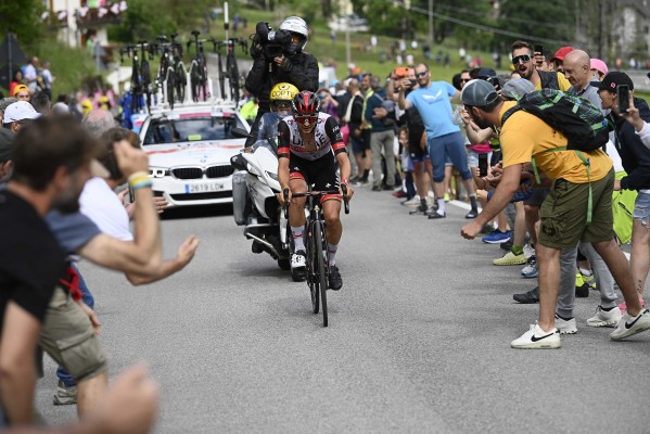 El italiano Covi conquista la Marmolada , Hindley arrebata el rosa a Carapaz

