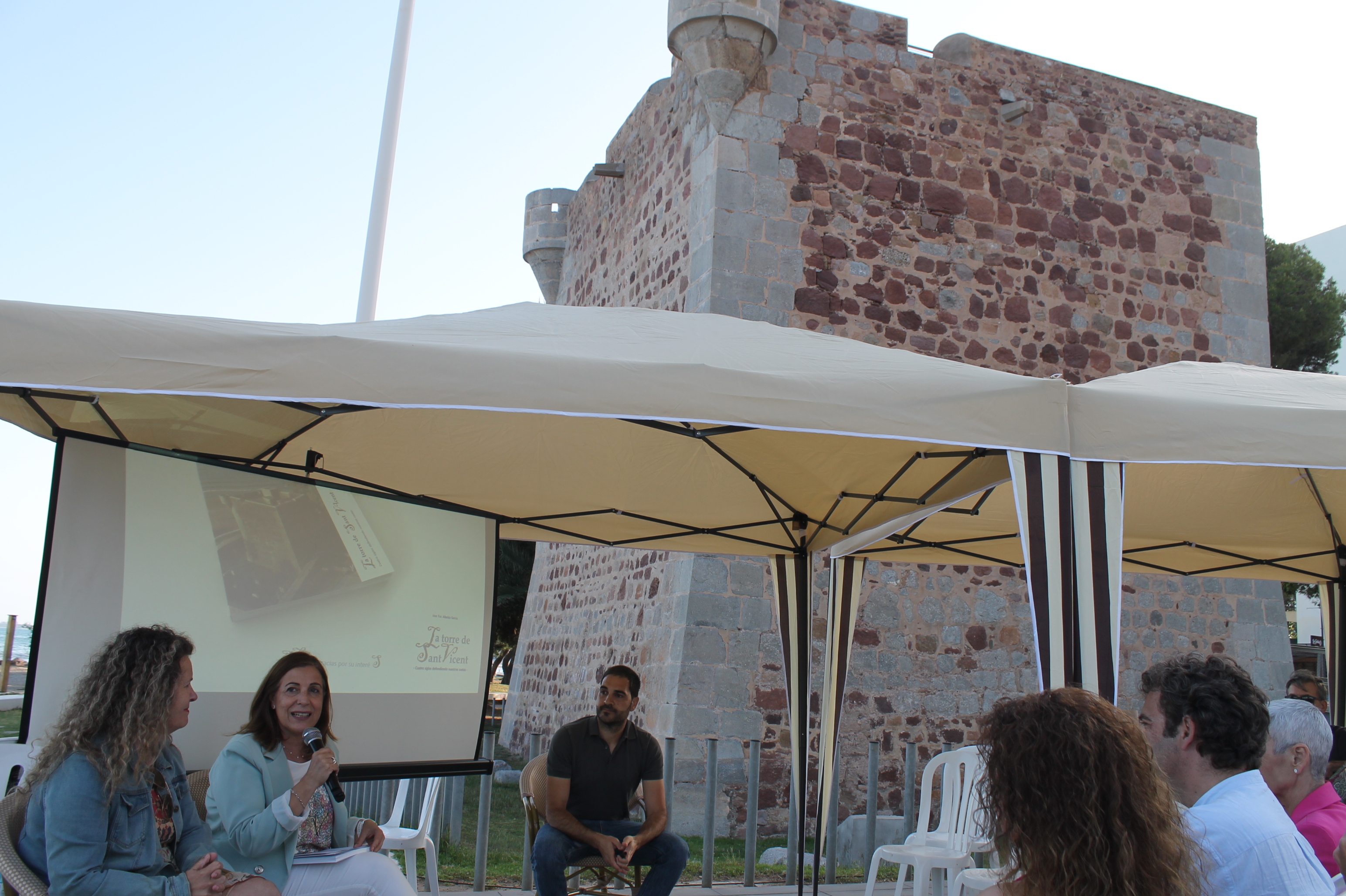 La historia de la emblemática Torre de Sant Vicent de Benicàssim en 150 páginas