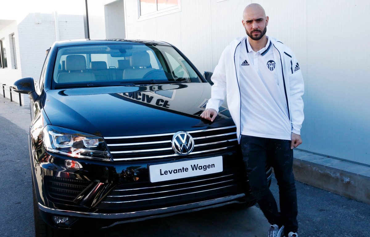 Levante Wagen entrega el nuevo Touareg al último fichaje del Valencia CF Simone Zaza
