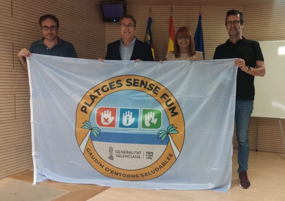 El Campello, líder en playas libres de humo de la Comunitat; recibe 12 enseñas para 23 km de litoral