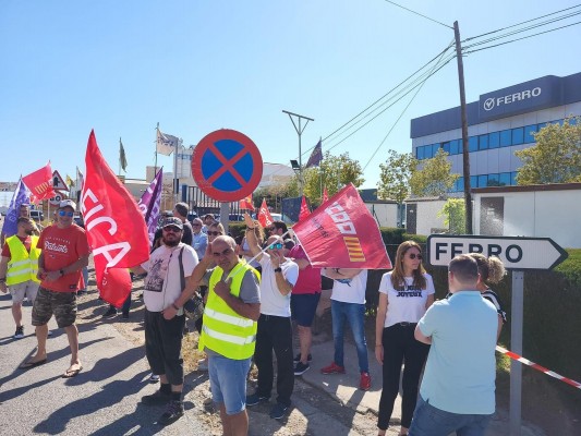 Los trabajadores de Younexa exigen mantener sus puestos y derechos en el traslado de la firma