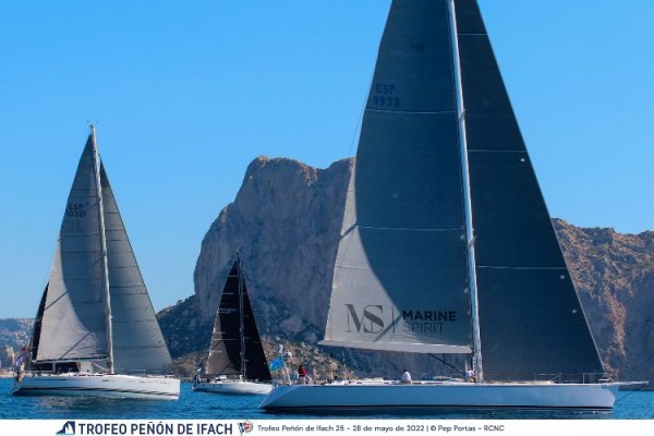 Plis Play manda en la primera entrega del Trofeo Peñón de Ifach 