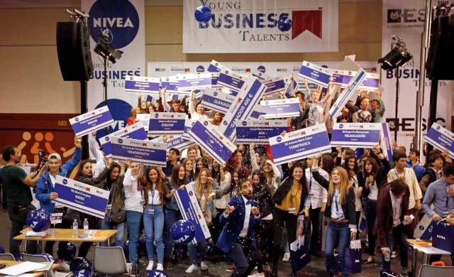 Más de 900 estudiantes de la Comunitat participan en un programa educativo para dirigir su propia 'startup'