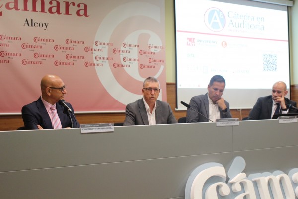 La UMH y el Colegio de Economistas de Alicante analizan el futuro de las empresas ante la crisis