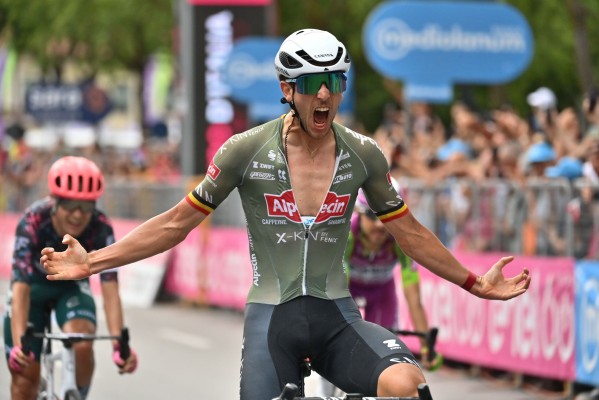 Dries De Bondt gana en un esprint de 4 hombres, Carapaz se mantiene líder 