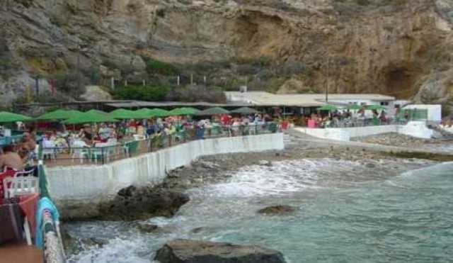 La Armada acomete obras en la playa Indio Chico, en la EN Algameca, por el desprendimiento de rocas