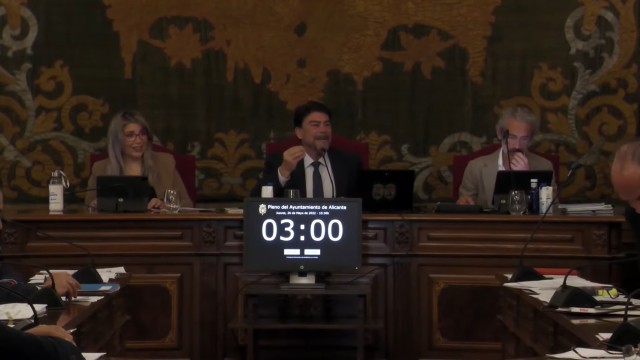 El bipartito de Alicante vuelve a eludir la denuncia de 'complot' de Conesa al estar bajo investigación 