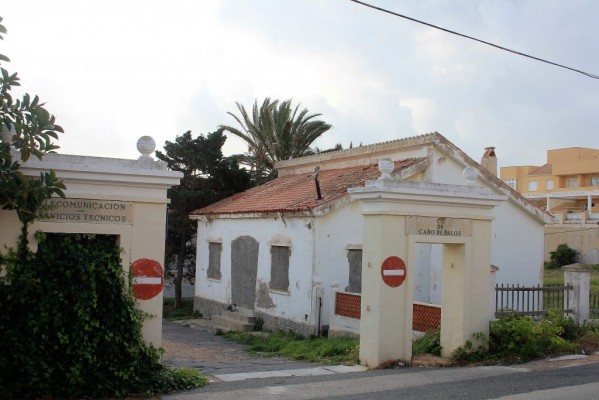 Urbanismo da 72 horas a Correos para que proteja la maltrecha fachada de la antigua Estación de Telegrafía y Radio Costera de Cabo de Palos