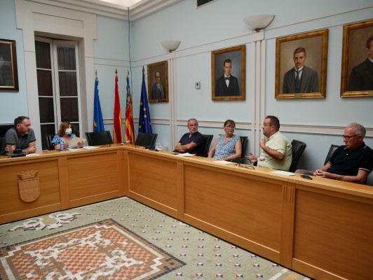 Crevillent repartirá 10.000 euros al sector del taxi por la crisis de los carburantes