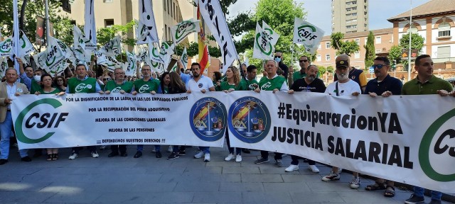 Empleados públicos y funcionarios de policía se concentran para exigir un aumento salarial