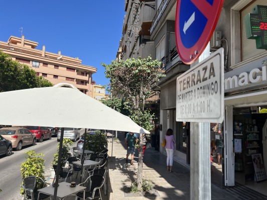 Orihuela delimita las terrazas con señales verticales y la Policía controlará que se cumpla el horario