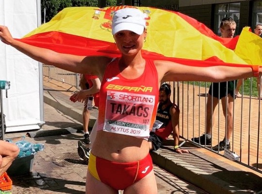 La marchadora del Playas Julia Takacs anuncia su retirada