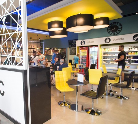 Biofosil, que gestiona el área de servicio de la CV-10 en Cabanes, reabrirá la cafetería del aeropuerto
