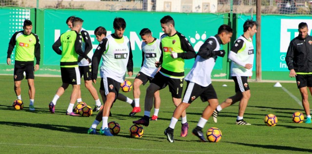 Eldin y Pedro se ejercitan con el grupo