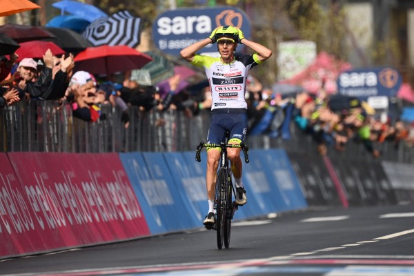 El checo Hirt gana la etapa del Mortirolo, Carapaz sigue de rosa

