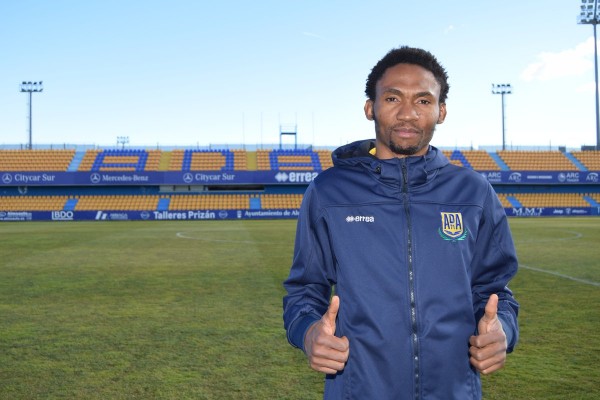 El defensa camerunés Lucien Owona ficha por el Alcorcón hasta 2019