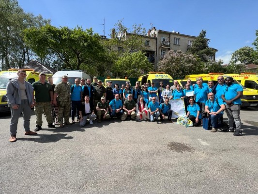 Voluntarios de CaixaBank trasladan a 25 heridos de guerra desde la frontera de Ucrania hasta España

