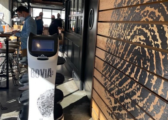 Los robots de Bumerania se expanden por la hostelería de Madrid, Barcelona y Pontevedra