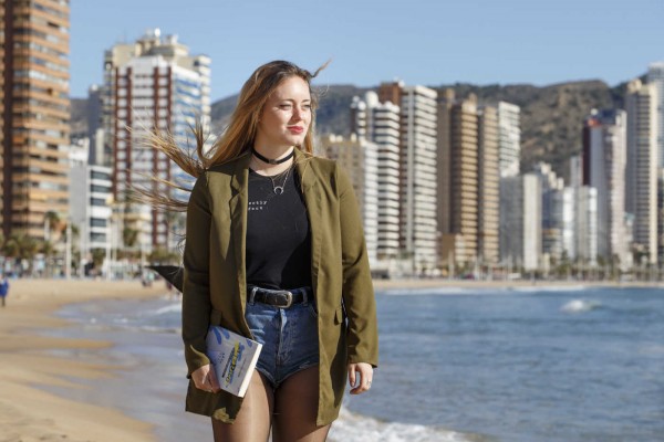 Laura Pellicer, de subir fotos en Instagram por Benidorm a publicar en la Casa del Libro