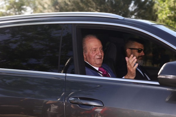 El Rey emérito abandona Zarzuela tras una visita de once horas
