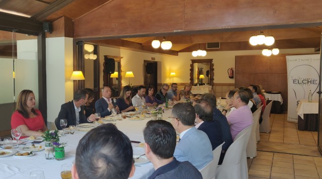 Salvador Navarro defiende en la tertulia de Elche Piensa la unión e independencia de las empresas