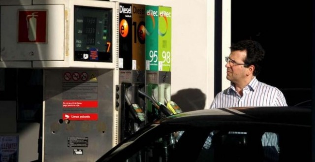 El fantasma de la deflación se aleja un poco más en octubre por las gasolinas y los servicios telefónicos