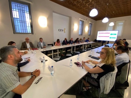 València presenta a profesionales y asociaciones empresariales el proyecto para agilizar licencias