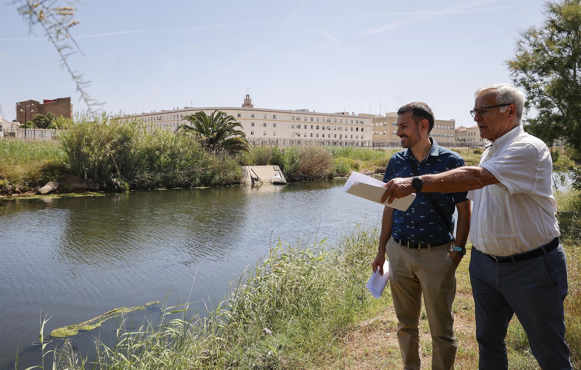 El vicealcalde de València y concejal de Ecología Urbana, Sergi Campillo (i) y el alcalde de la ciudad, Joan Ribó (d), durante su visita a los terrenos del futuro Parc Desembocadura. - Foto: Rober Solsona - 