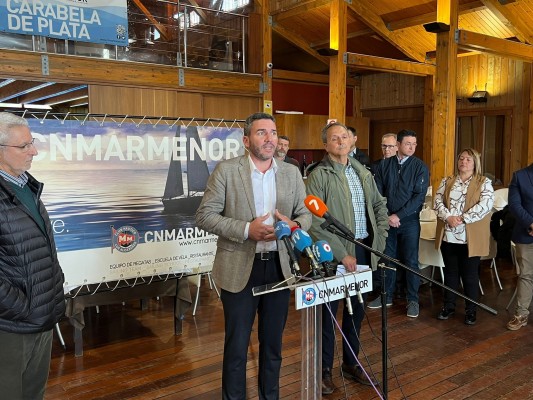 Los episodios de anoxia cesan en el Mar Menor aunque Luengo pide cerrar la entrada de agua por El Albujón